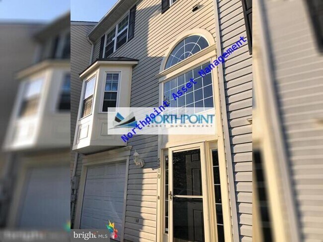 Building Photo - Nice, Sunny & Bright 3 Bedroom 2 full Bath...