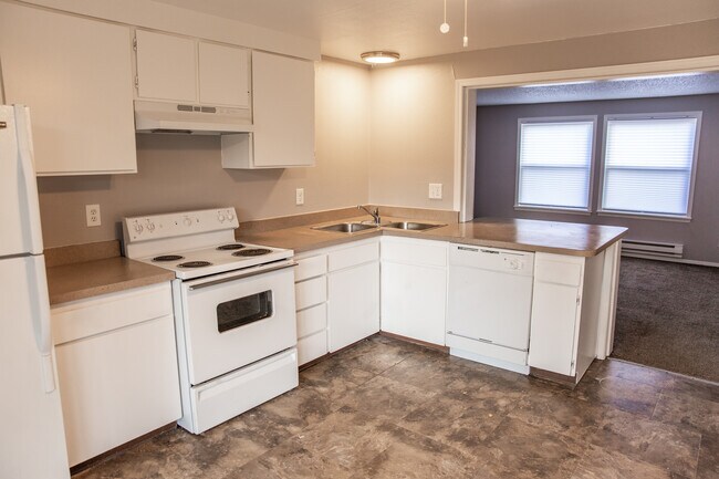 Large kitchen with ceiling fan - 3595 S King St