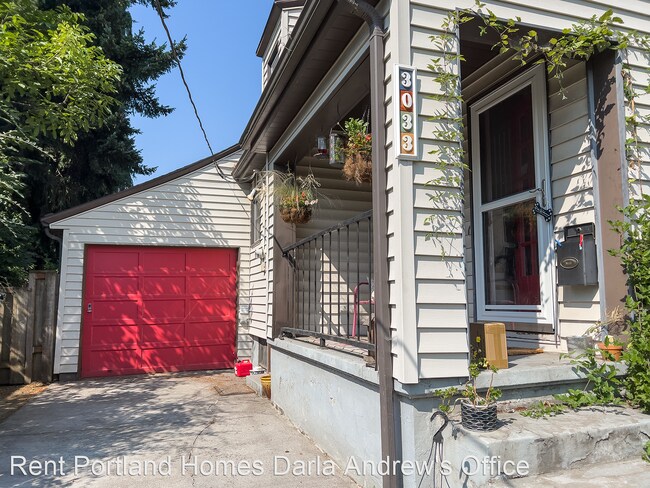 Foto del edificio - 2 br, 1 bath House - 3033 NE 11th Avenue