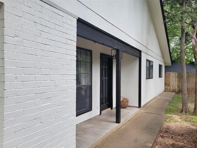 Building Photo - 8604 Mesa Dr