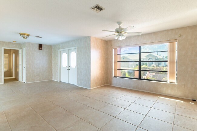 Building Photo - Spacious 3-Bed, 2-Bath Pool Home in Planta...
