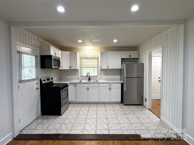 Building Photo - 424 E Walnut Ave