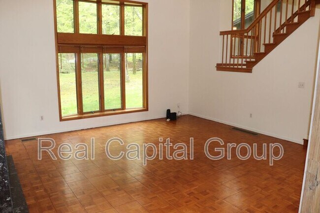 Foto del edificio - 98 Beaver Dam Rd