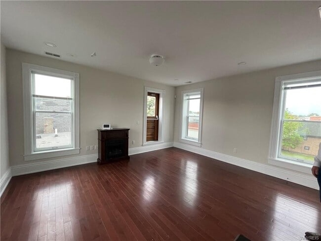Building Photo - 1225 Niagara St