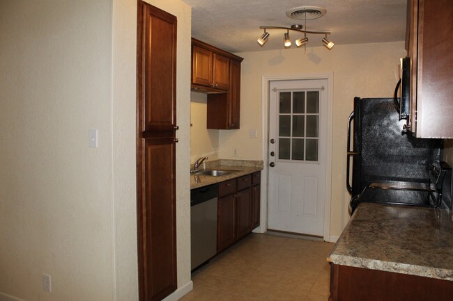 Building Photo - 3 BEDROOM DUPLEX, BISD