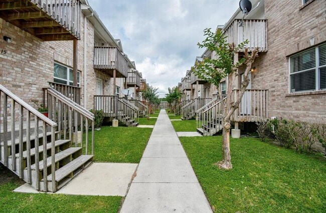 Building Photo - 11905 Algonquin Dr