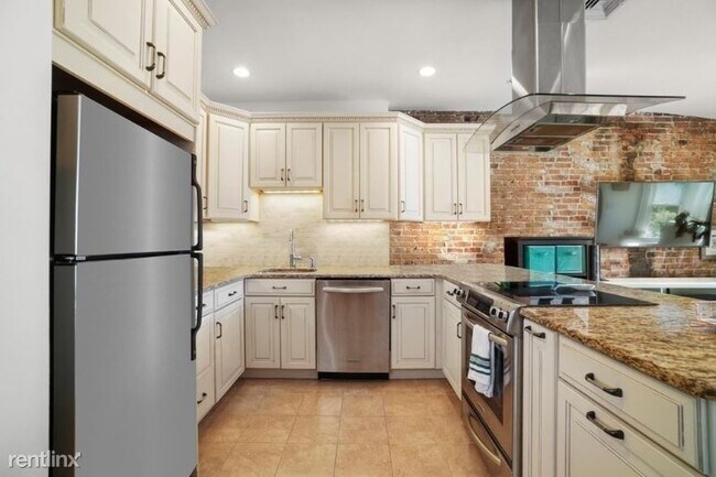 Building Photo - 1 br, 1 bath Condo - 191 Warren Ave 4 Unit 4