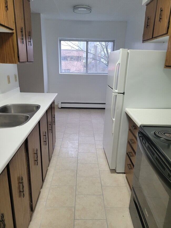 Photo du bâtiment - SPACIOUS TWO BEDROOM UNIT WITH BALCONY