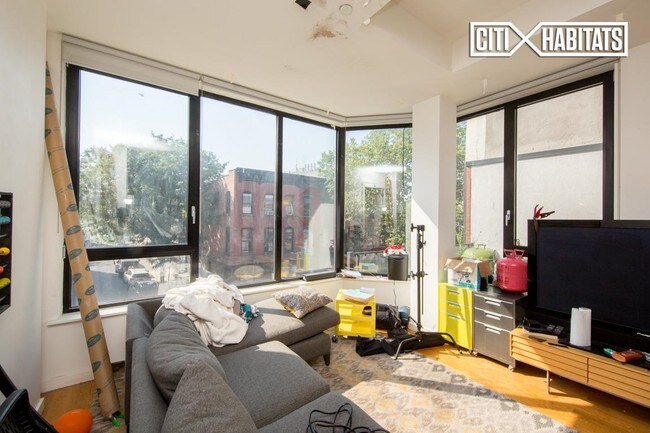 Foto del edificio - 687 Driggs Ave