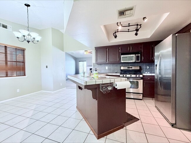 Building Photo - Charming Single Family Home With Pool