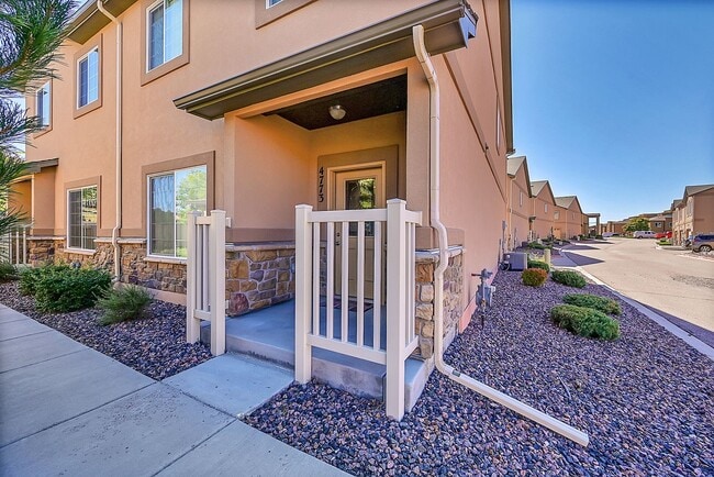 Building Photo - 3 bed 3 bath townhome in gated community w...