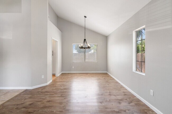 Foto del edificio - 4BD/ 2.5BA - Village Lakes Home *MOVE-IN S...