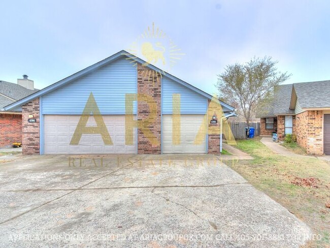 Building Photo - West Norman 3 bed 1.5 Bath Half Duplex