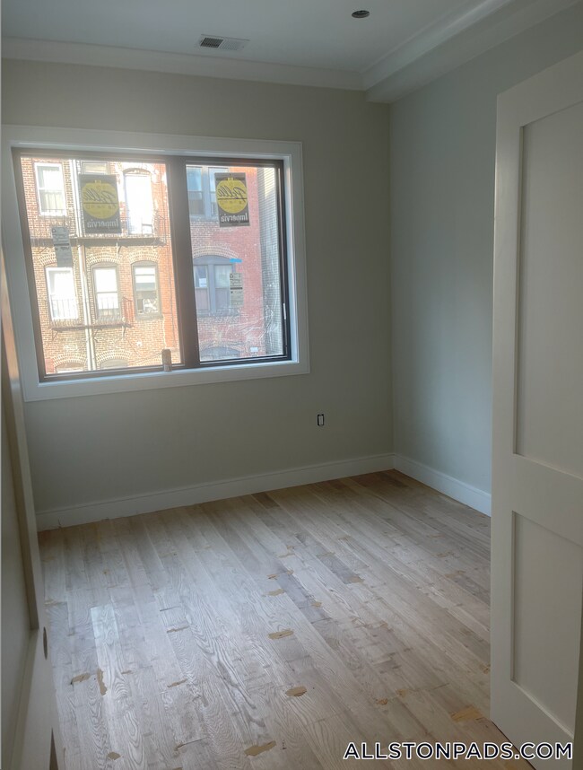 Building Photo - 16-18 Highgate (Roomate Rental) St.