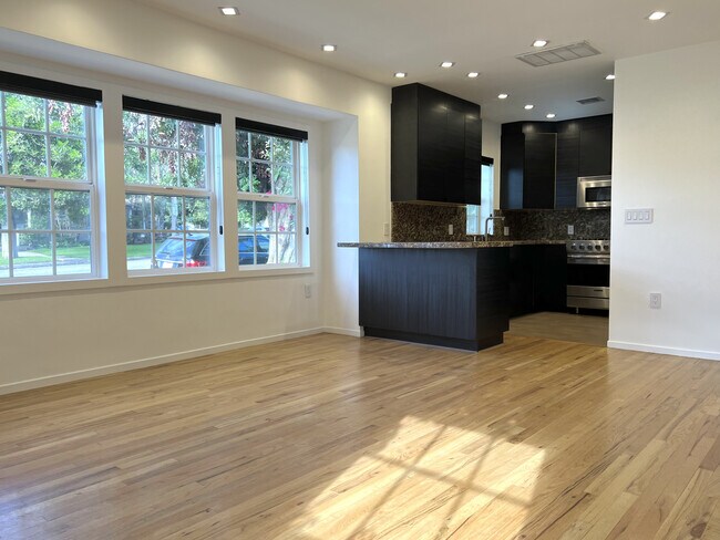 Living Area / Open Floor Plan - 1236 Devon Ave