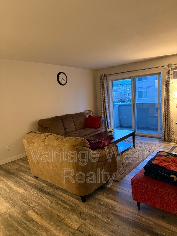 Building Photo - 204-3180 De Montreuil Crt