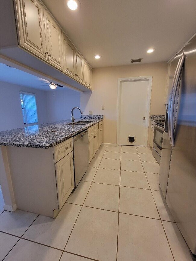 Foto del edificio - 1087 Goldenrod Rd