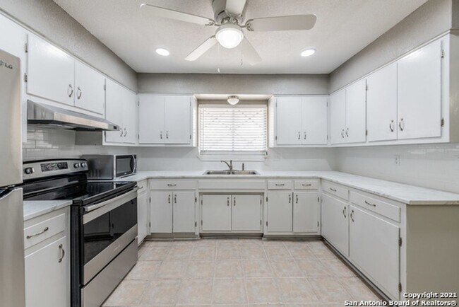Building Photo - 6012-6014 Evers Rd