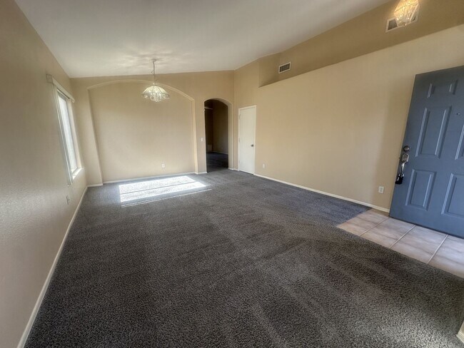 Foto del edificio - Rare single-level home offers 5 bedrooms and a versatile floor plan designed for comfortable living