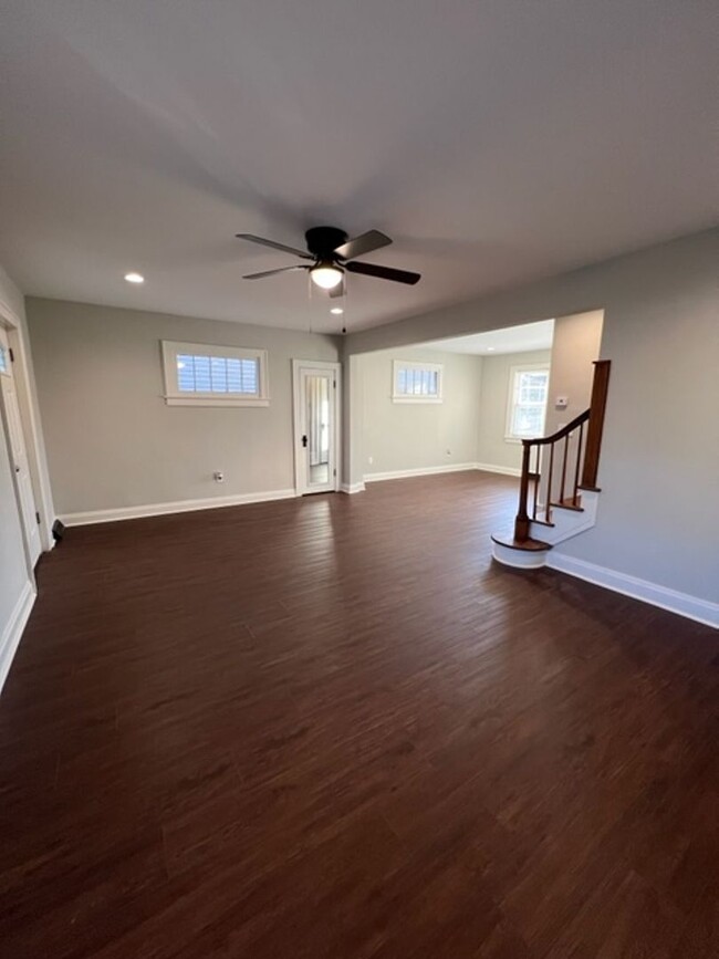 Building Photo - *Rare Find* Updated 3 Bedroom 2 Bathroom H...