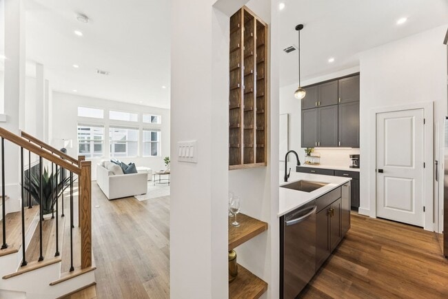 Building Photo - 2125 Hoskins Dr