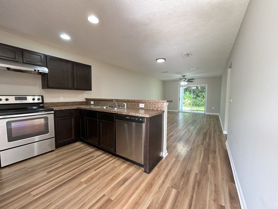 Foto principal - GREAT PRICE ON THIS 18mo LEASE - A 3/2 Dup...