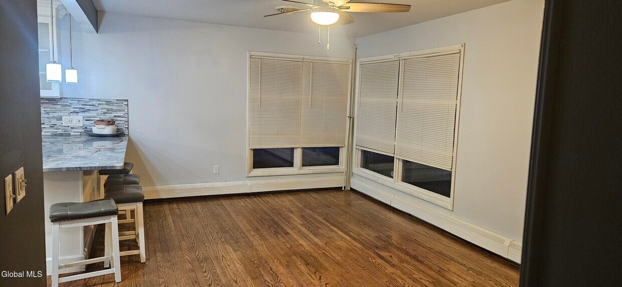 Building Photo - 1364 Evergreen Ave