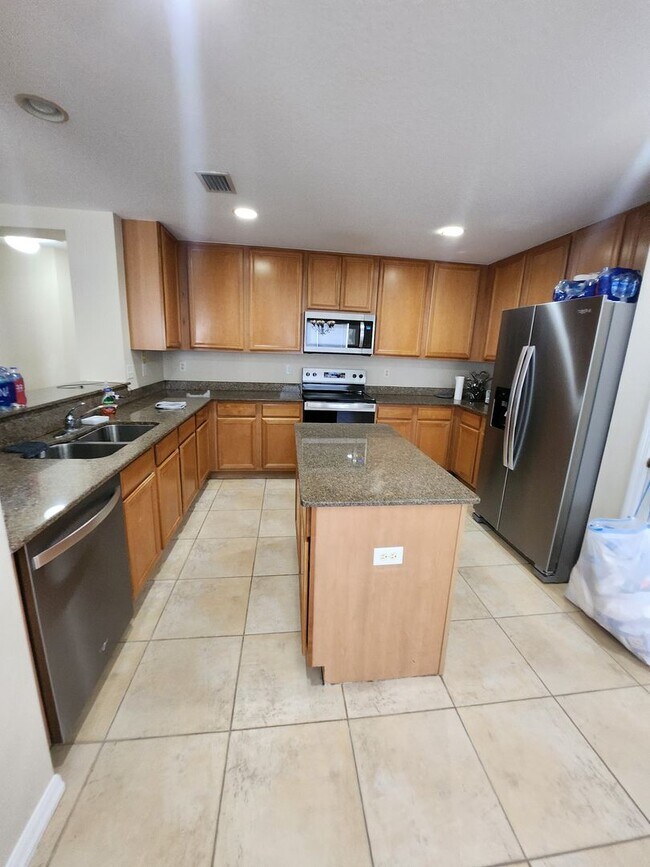 Foto del edificio - RARE FIND! Beautiful 3 bed 2 Bath 2 Car garage - Includes ALL the Bells & Whistles! Must See!