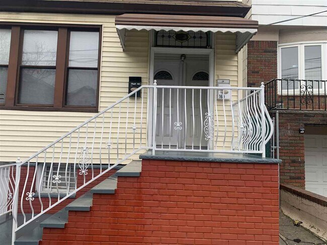 Building Photo - 160 McAdoo Ave