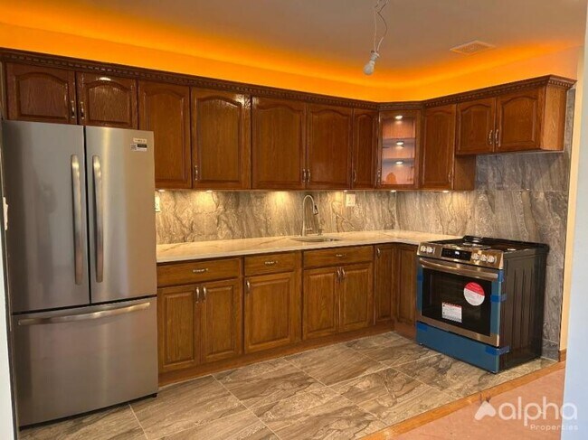 Foto del edificio - 3 bedroom in BRONX NY 10456
