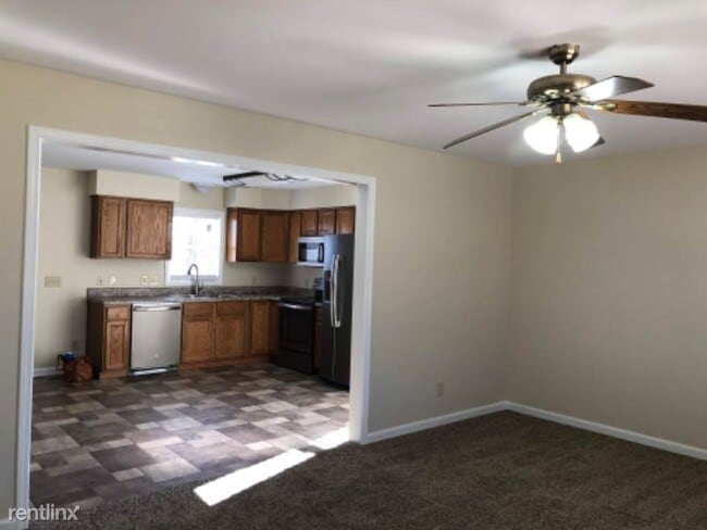 Building Photo - 3 br, 1.5 bath Townhome - 412 Filter Plant...