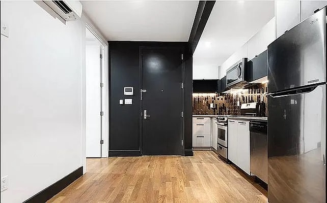 Building Photo - 562 Park Pl