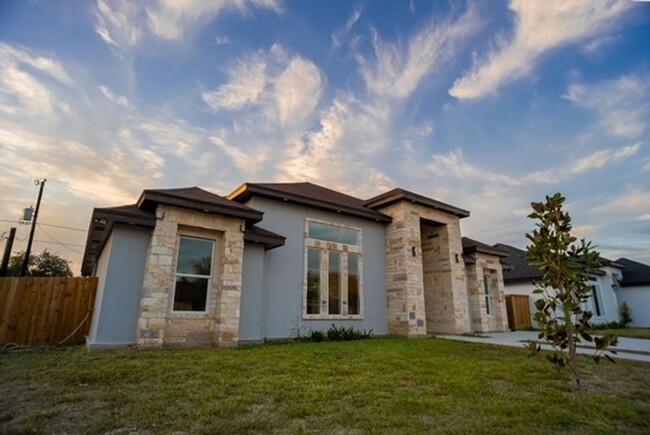 Building Photo - Spacious 4BR House in Mission