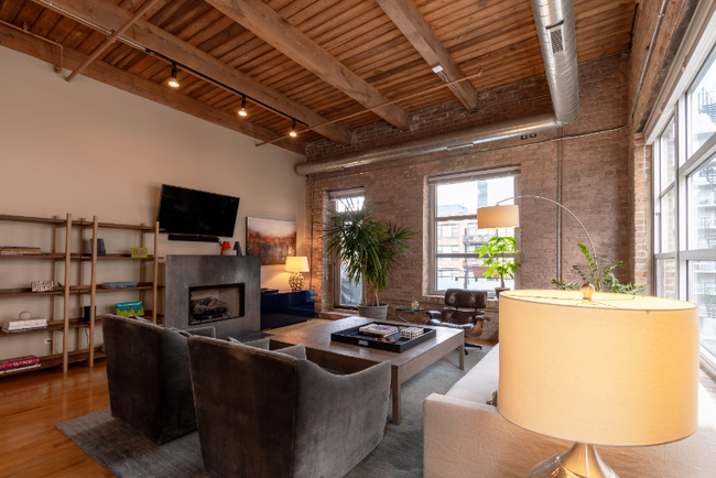 Building Photo - 333 S Desplaines St