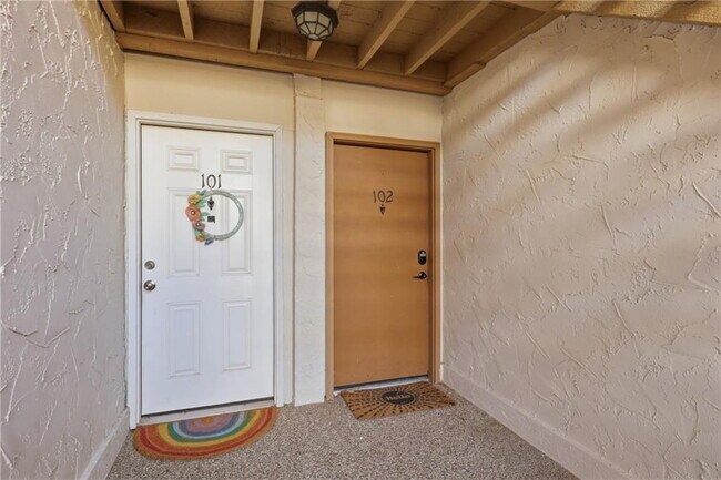 Foto del edificio - UPDATED 2BR/2BA WEST PLAZA CONDO