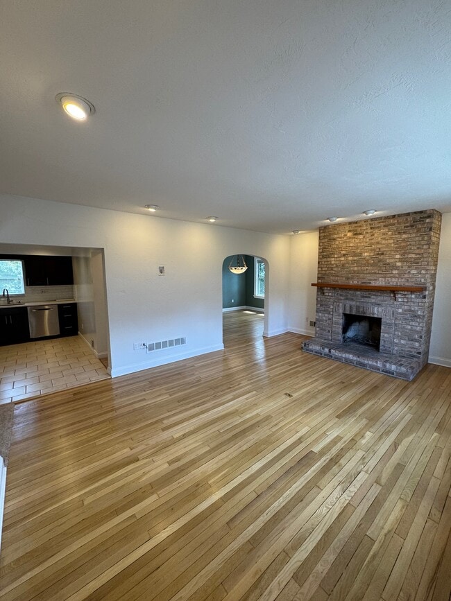 Building Photo - 301 Kambach St