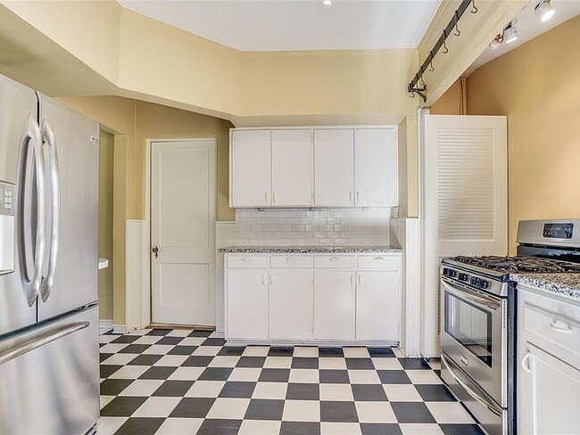 Building Photo - "Charming 3-Bedroom Home on University Blvd – Spacious 2402 Sq Ft with 2 Full Baths in Prime Univ...