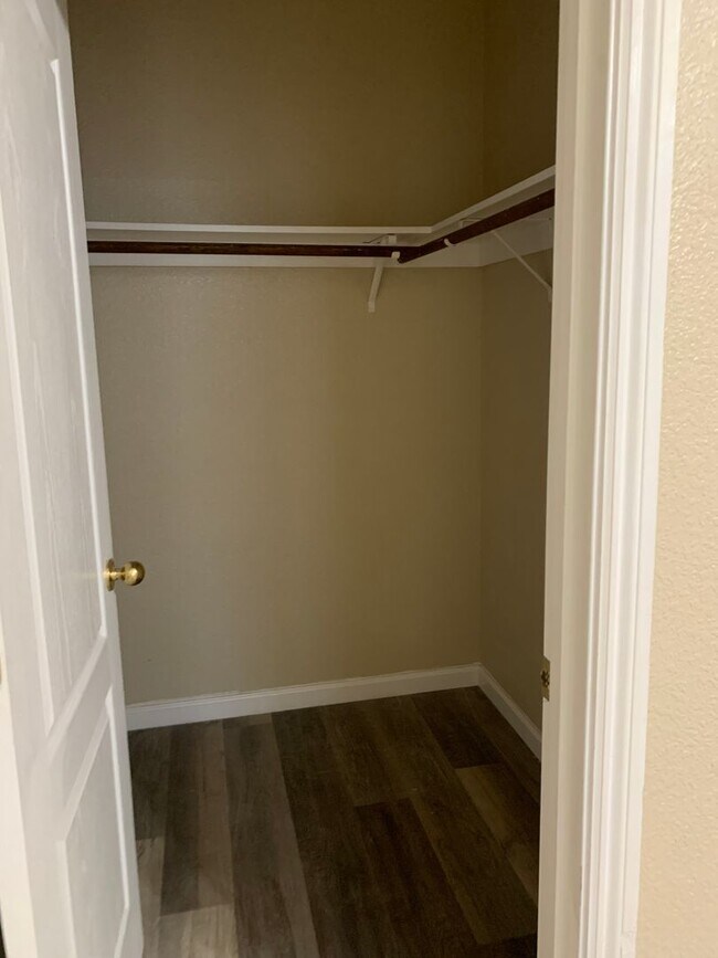 Foto del edificio - 6 BR 3 BA 2 Story home available in Visalia now