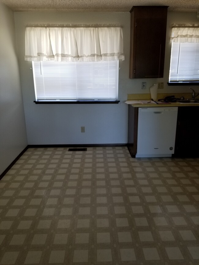 dining area - 2110 W Viola Ave