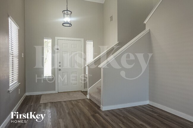 Foto del edificio - 7311 Village Lake Dr