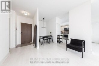 Building Photo - 20 Inn On The Pk Dr