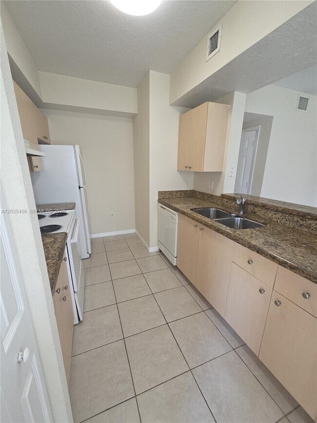 Foto del edificio - 2500 Centergate Dr