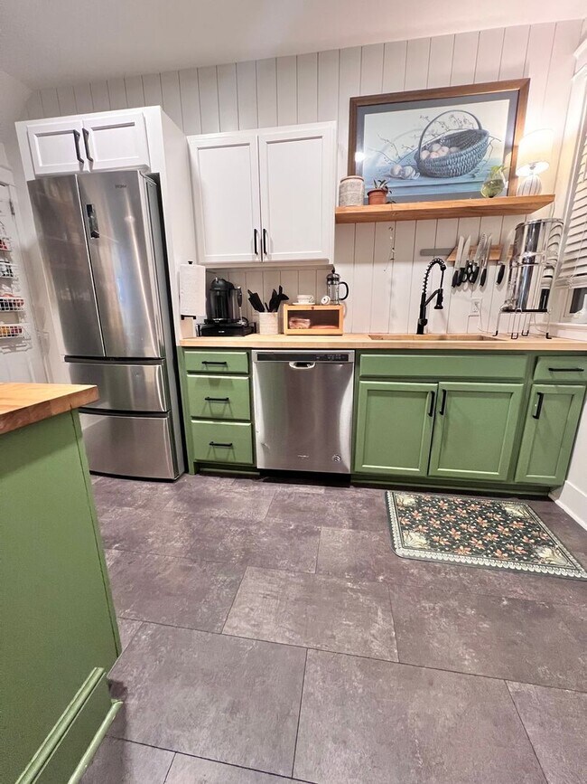 Foto del edificio - Charming Reynolds Ave Rental – Spacious Yard, Stylish Kitchen, Great Location