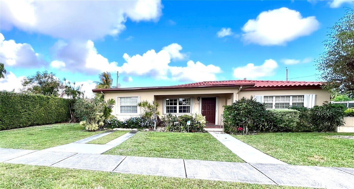 Foto principal - 2101 NW 86th Ter