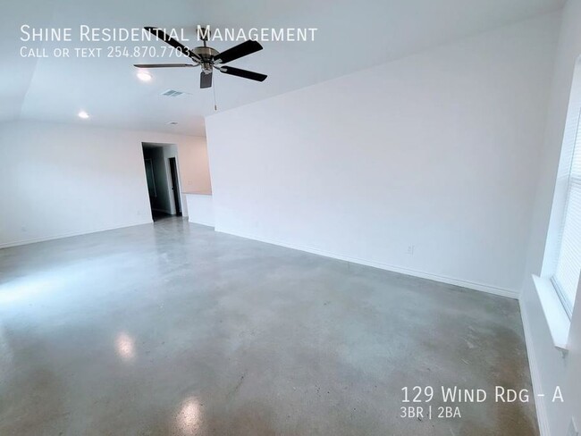 Foto del edificio - 129 Wind Ridge Dr