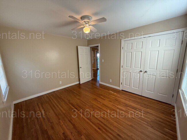 Building Photo - 5825 E Oakwood Dr