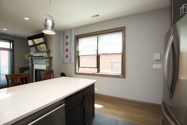 Building Photo - 4324 N Ashland Ave