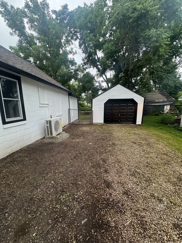 Building Photo - Newly Remodeled 2-Bedroom Apartment – Clos...