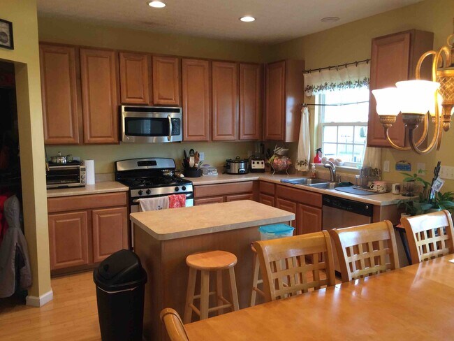 Building Photo - Beautiful Newer Home in Beavercreek - Near...