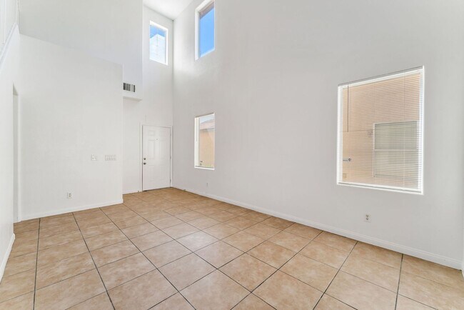 Foto del edificio - Cute 5 Bedroom Home with a 3 Car Garage!